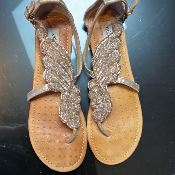 Adorable angel wings gold use maybe a few times - Picture 4 of 6